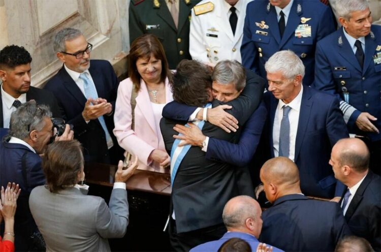 El presidente Milei publicó está foto con Caputo como gesto de celebración.