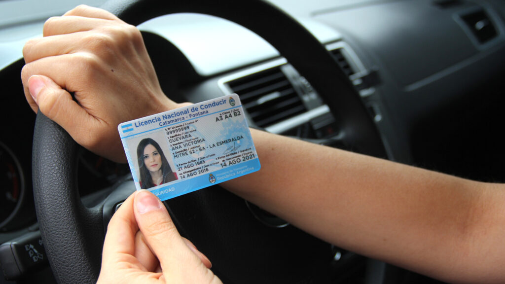 Prorrogan por 30 días la vigencia de licencias de conducir por falta de insumos