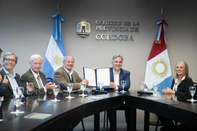 Martín Llaryora firmó el convenio con Hugo Juri y José María del Corral.