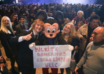 Con un show musical protagonizado por él mismo, Milei presenta esta noche su libro en el Luna Park