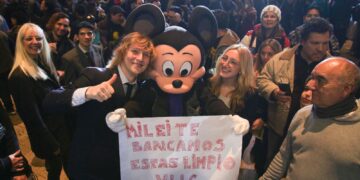 Con un show musical protagonizado por él mismo, Milei presenta esta noche su libro en el Luna Park