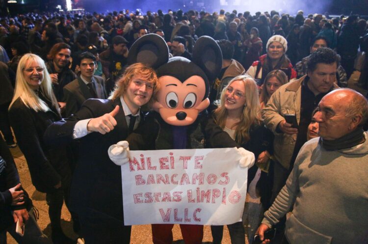 Con un show musical protagonizado por él mismo, Milei presenta esta noche su libro en el Luna Park