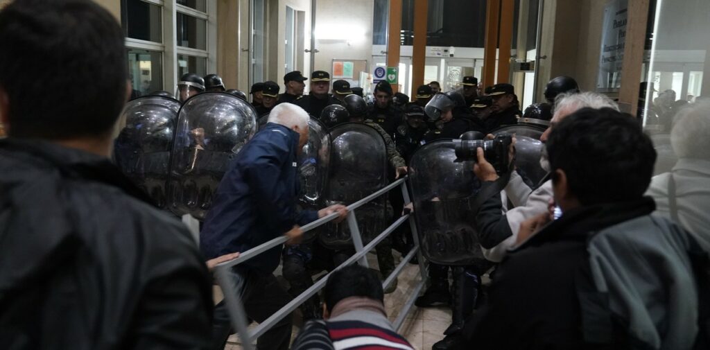 Incidentes y tensión frente a la legislatura de Misiones por la protesta policial