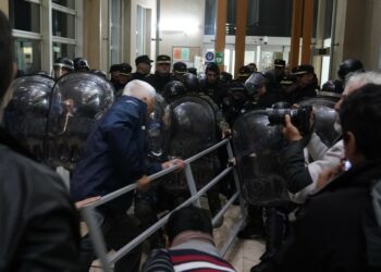 Incidentes y tensión frente a la legislatura de Misiones por la protesta policial