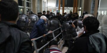 Incidentes y tensión frente a la legislatura de Misiones por la protesta policial