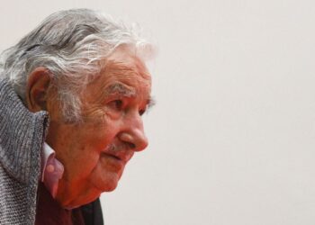 Mujica tiene cáncer de esófago