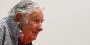 Mujica tiene cáncer de esófago
