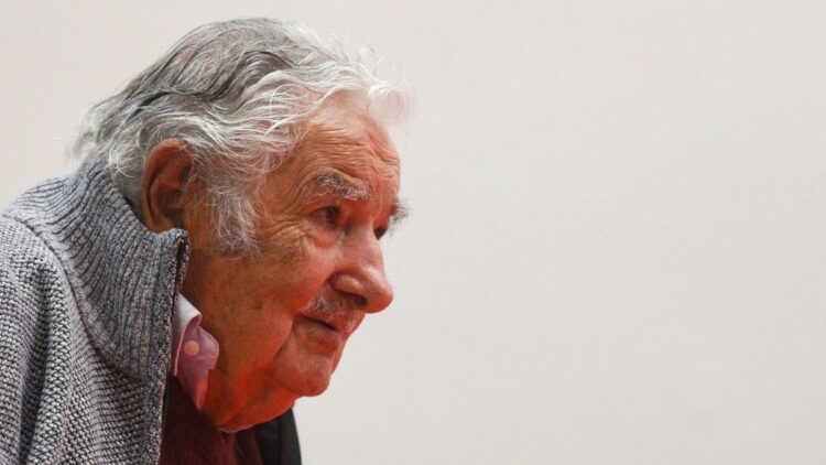 Mujica tiene cáncer de esófago