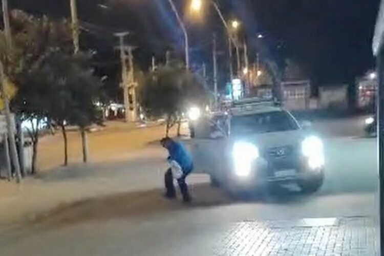 La víctima creyó que había un niño en la camioneta y decidió intervenir.