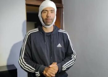 Siete asaltantes los atacaron con piedras, palos y cuchillos