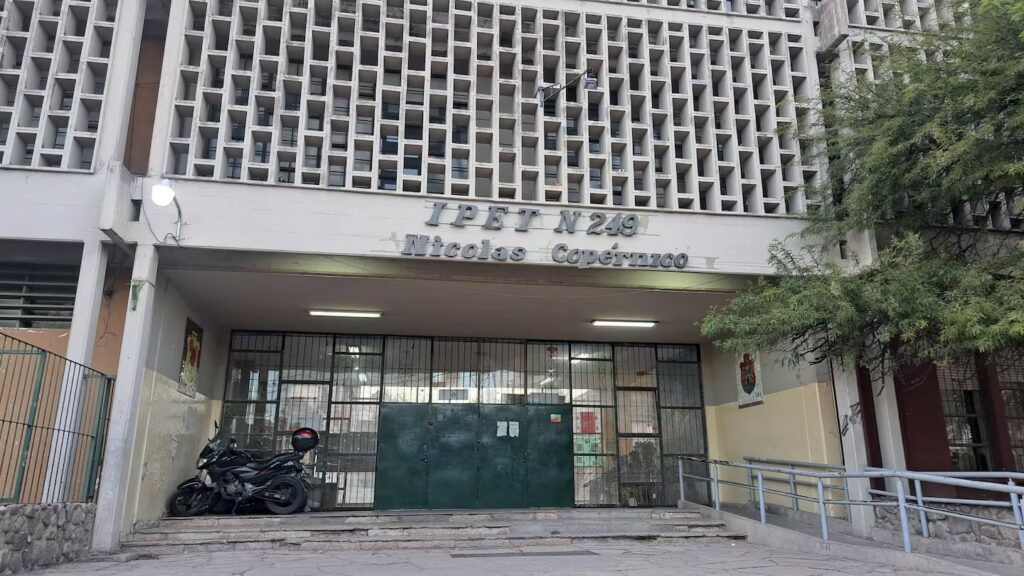 Ingresó al colegio de su hija y golpeó a cinco estudiantes