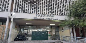 Ingresó al colegio de su hija y golpeó a cinco estudiantes