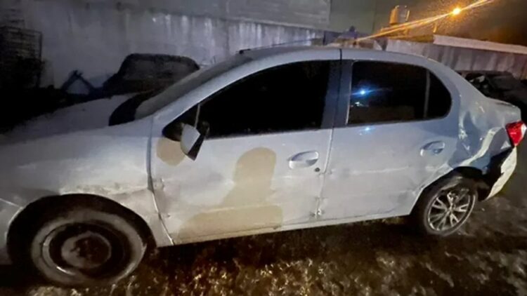 El Renault Logan fue hallado en un taller. Imagen: Policía de Córdoba.