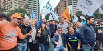 Los referentes sindicales encabezaron una protesta frente al Patio Olmos.