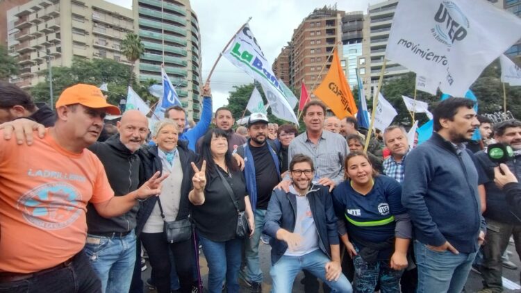 Los referentes sindicales encabezaron una protesta frente al Patio Olmos.