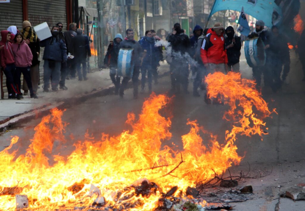 Liberaron a la jubilada y a la docente aprehendidas durante el acto de Milei