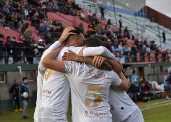 Racing de Nueva Italia se recuperó y venció a Arsenal