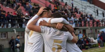 Racing de Nueva Italia se recuperó y venció a Arsenal