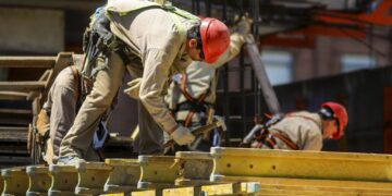 El salario formal cayó 15% en términos reales en el último semestre