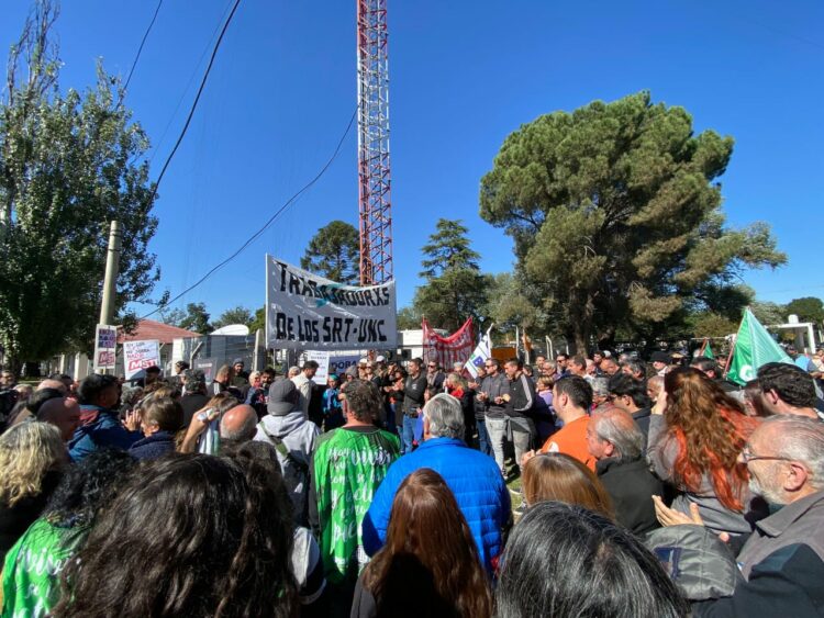 Realizaron un abrazo solidario en defensa de los SRT