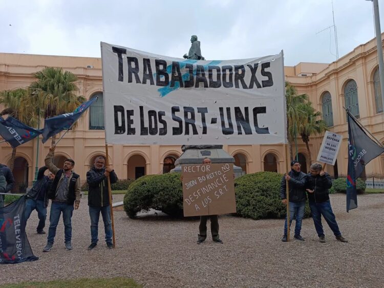SRT: protesta por desfinanciamiento y retiros