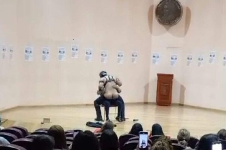Sorpresa en una universidad por un acto con desnudistas