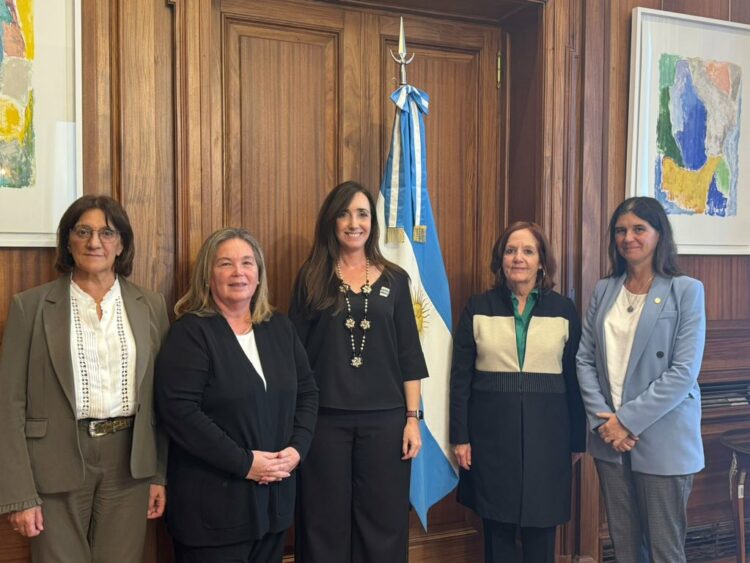 La Vicepresidenta recibió a senadoras y magistradas en su despacho.