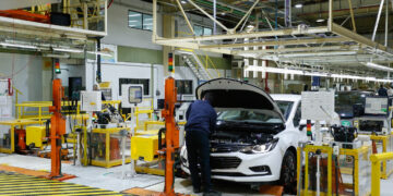 Seis automotrices frenaron su actividad en medio de la caída en la demanda