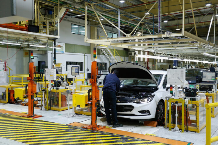 Seis automotrices frenaron su actividad en medio de la caída en la demanda
