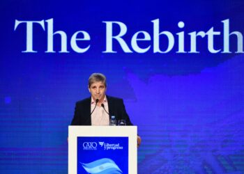 Caputo debió salir a aclarar que el Gobierno no analiza una devaluación y ratificó el «crawling peg»