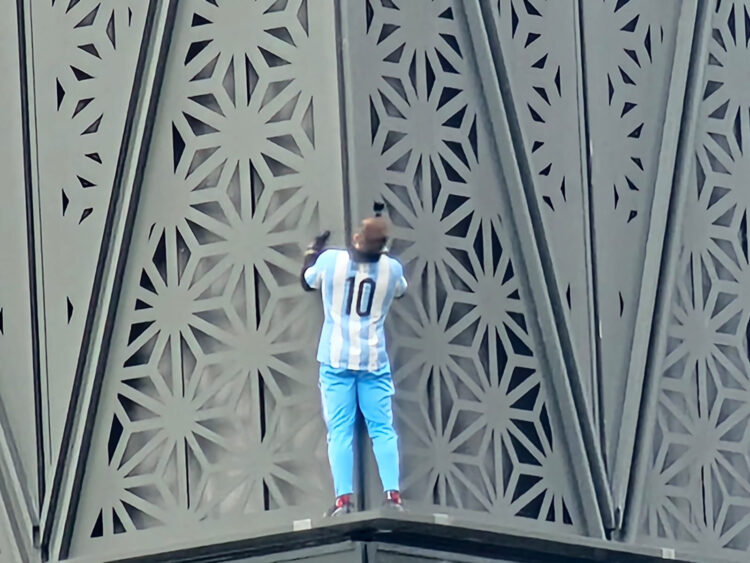 Rescataron a un youtuber polaco mientras se trepaba a un edificio de Puerto Madero