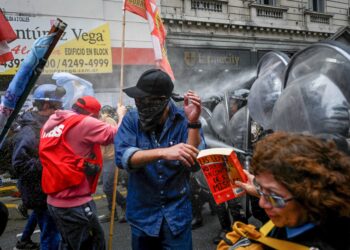 Cinco diputados de Unión por la Patria fueron hospitalizados tras ser rociados con gas pimienta