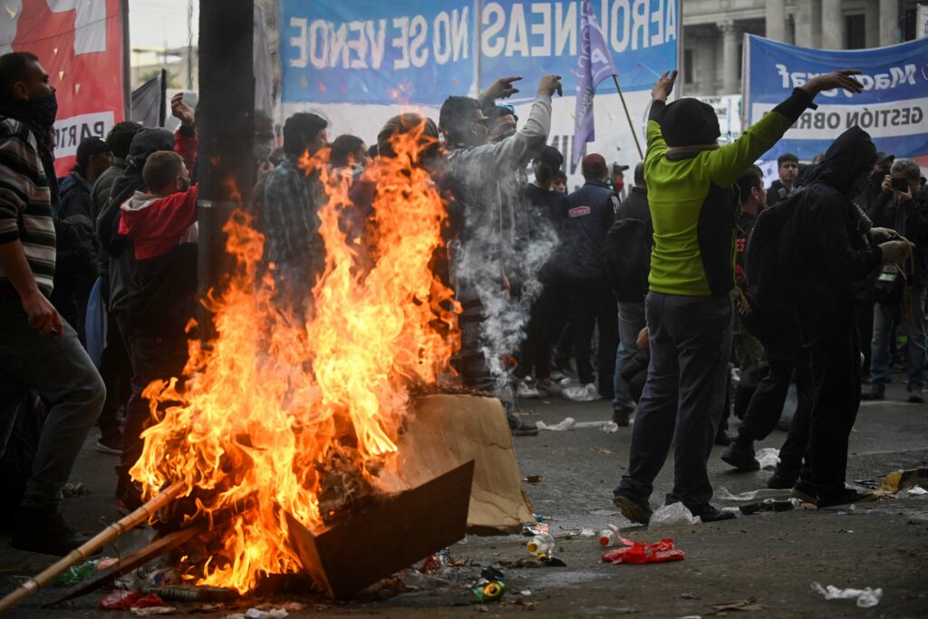 Liberaron a 17 detenidos durante los incidentes en el Congreso por la Ley Bases