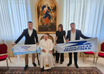 El papa Francisco posó con sindicalistas y una bandera de Aerolíneas Argentinas