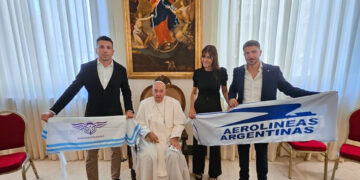 El papa Francisco posó con sindicalistas y una bandera de Aerolíneas Argentinas