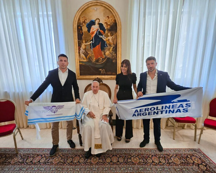 El papa Francisco posó con sindicalistas y una bandera de Aerolíneas Argentinas