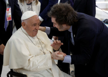 Milei saludó y abrazó al papa Francisco en la cumbre del G7
