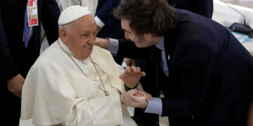 Milei saludó y abrazó al papa Francisco en la cumbre del G7