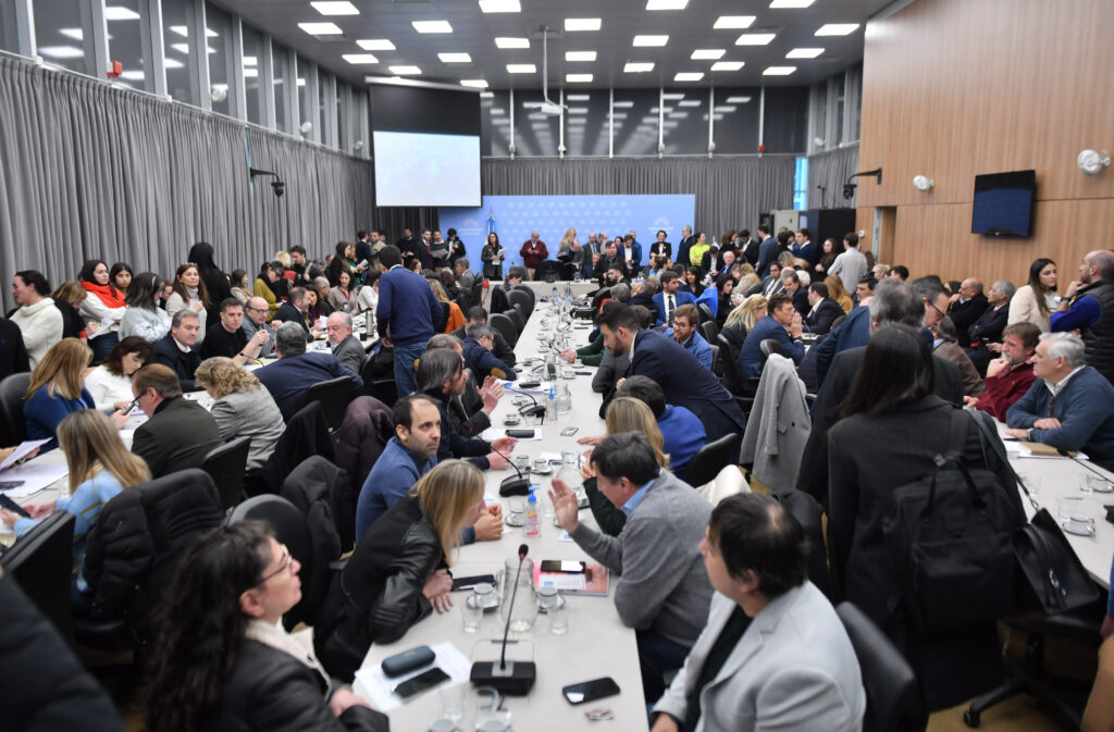 Ley Bases: el oficialismo y los "dialoguistas" firmaron dictamen y se votará el jueves en Diputados