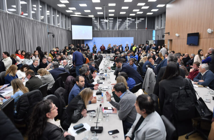 Ley Bases: el oficialismo y los "dialoguistas" firmaron dictamen y se votará el jueves en Diputados