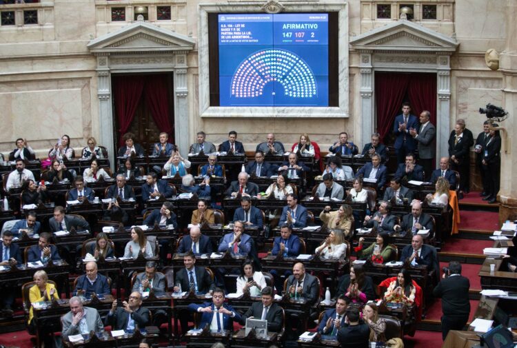 Cómo votó cada bloque la Ley Bases, Ganancias y Bienes Personales