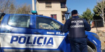 Apuñaló a su expareja en la calle delante de sus hijas y la dejó en terapia intensiva