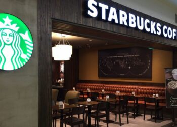 Así funciona el primer Starbucks atendido por 100 robots