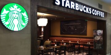 Así funciona el primer Starbucks atendido por 100 robots