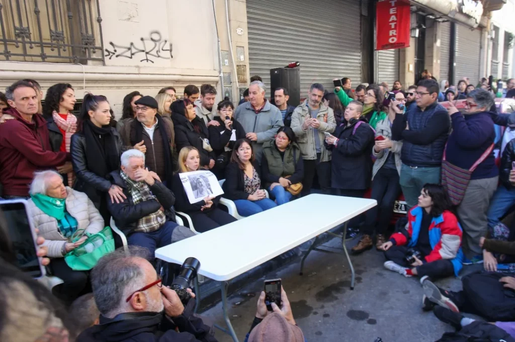 Tras los disturbios frente al Congreso, siguen detenidas 16 personas y familiares exigieron su liberación