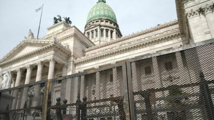 Marcha opositora al Congreso en rechazo a la Ley Bases y fuerte operativo de seguridad