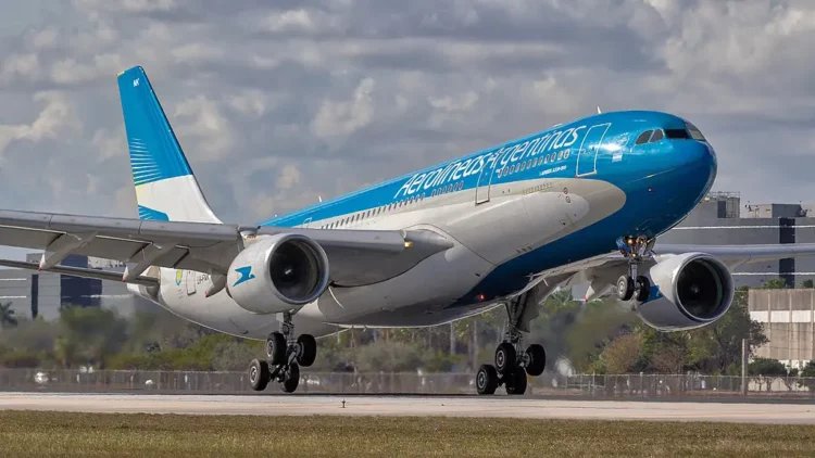 El gremio de pilotos aseguró que el decreto sobre la privatización de Aerolíneas es "falaz" y "sesgado"