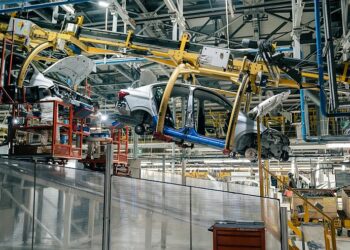 La industria volvió a caer un 14,2% en abril y los despidos se extienden en todo el sector