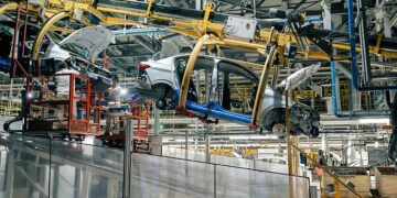 La industria volvió a caer un 14,2% en abril y los despidos se extienden en todo el sector