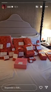 Emilia Mernes sorprendió a Duki con una cama llena de regalos por su cumpleaños